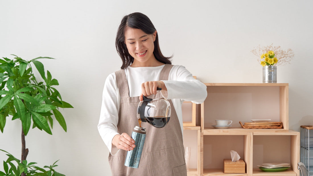 キッチンで絵彩の水筒にコーヒーを注ぐ様子