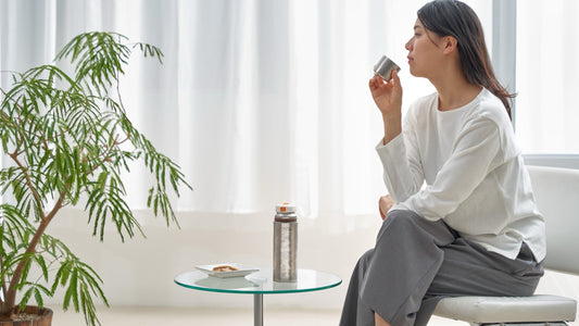 室内でくつろぎながら絵彩の水筒から飲む様子